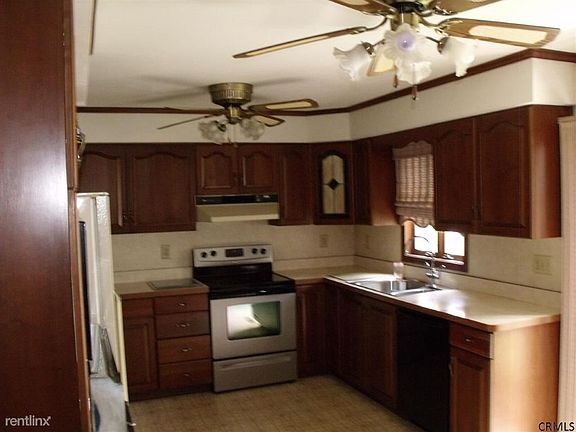 9 Lincoln Ave Downstairskitchen