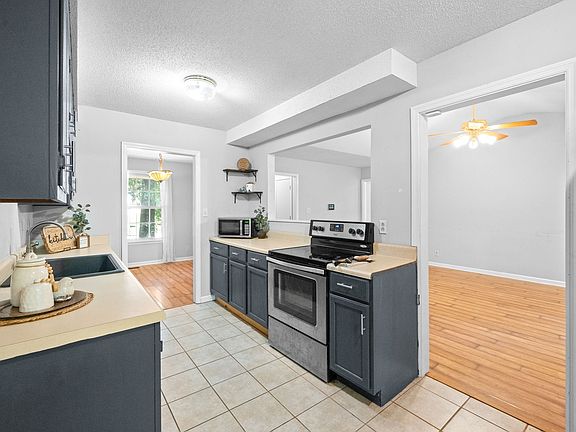 2nd image of 401 Crabtree Cir