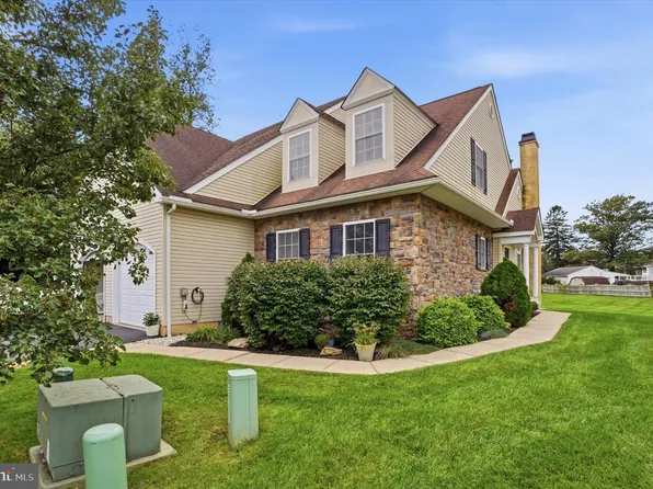 99 Waynebrook Dr, Honey Brook, PA 19344