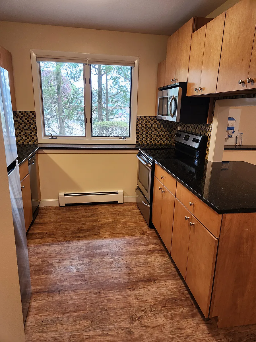 Kitchen - Range & Microwave - 64 Village Ct