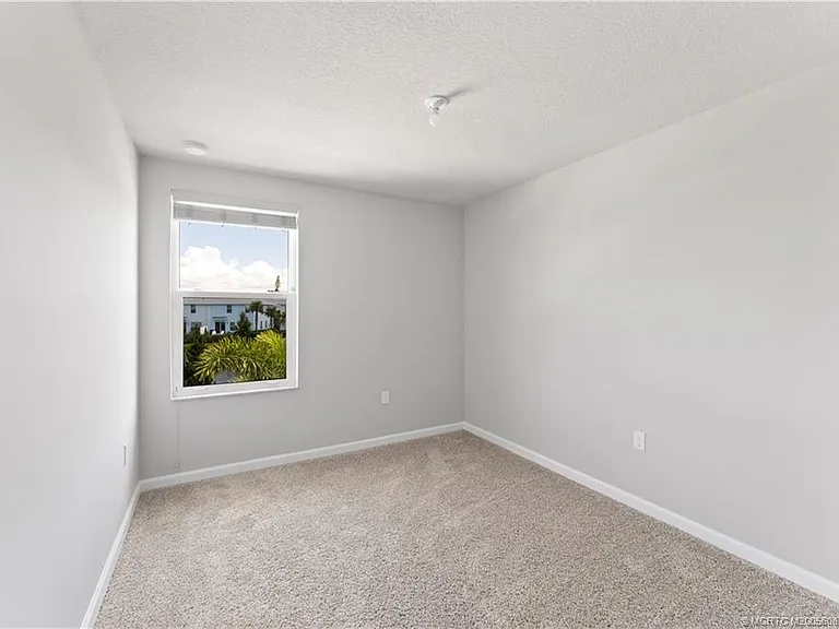 325 SE Halifax Ln — Photo 14