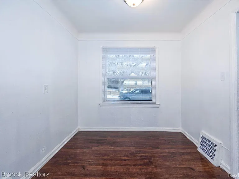 20059 Bloom St — Photo 5