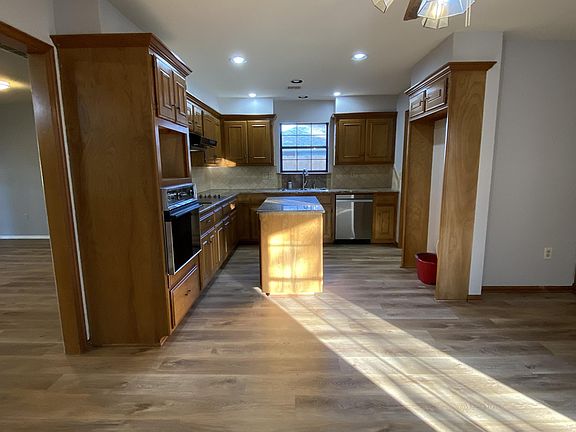 5th image of 1301 Newbury Dr