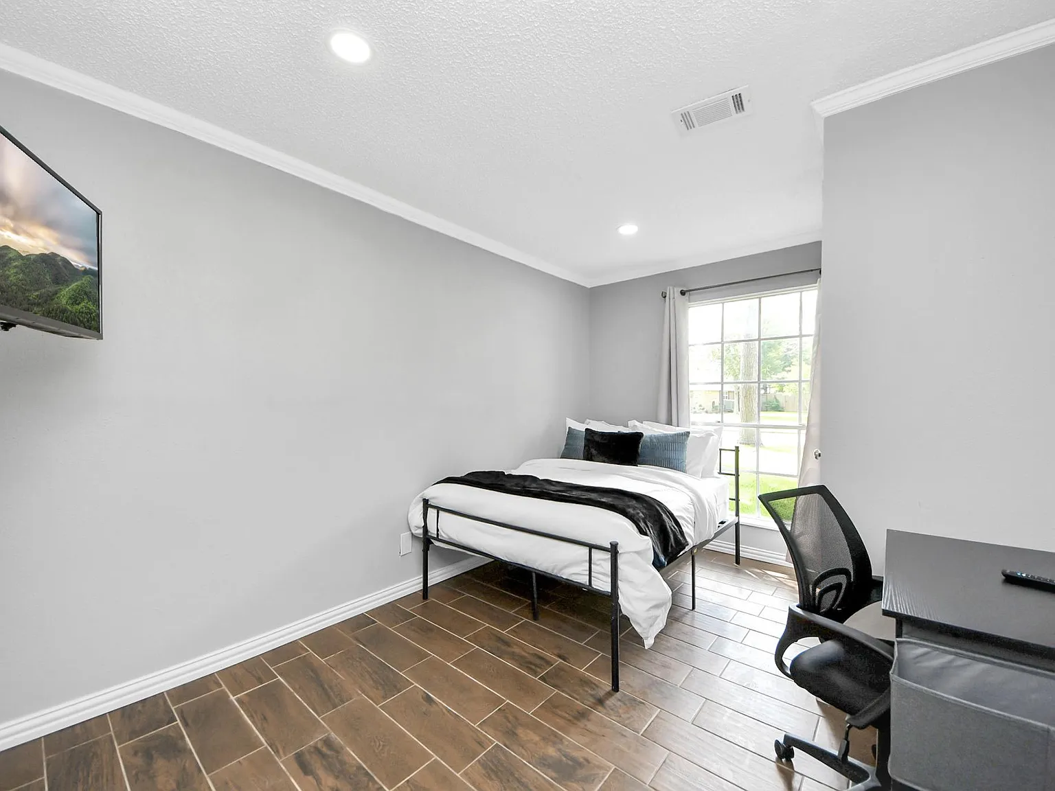4 bed, 3.0 bath, 3642 sqft, $910 — Photo 4