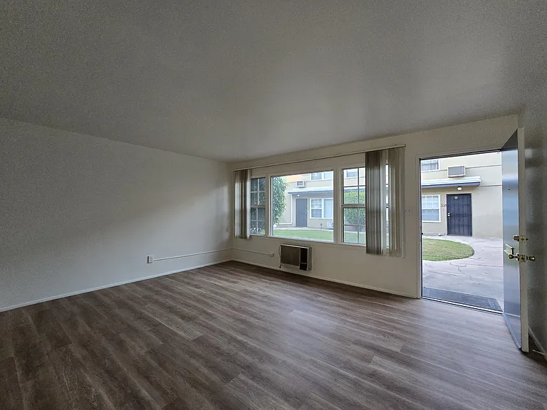 724 N Sunset Blvd #A — Photo 2