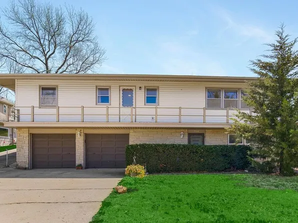 924 NW South Shore Dr, Lake Waukomis, MO 64151