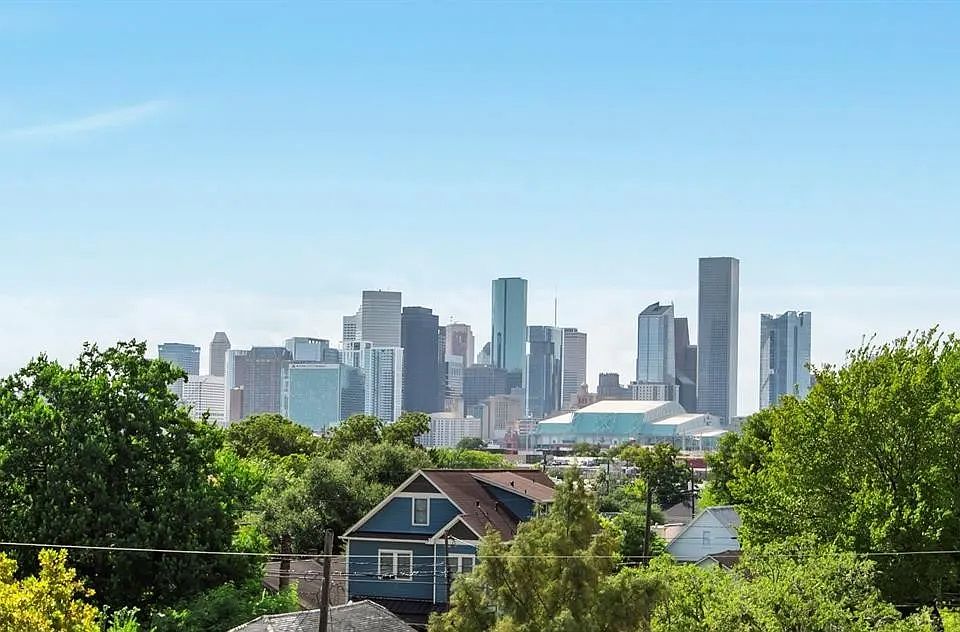 Enjoy stunning downtown views from the rooftop deck. This home is less than 2 miles from Minute Maid Park, Toyota Center, and Shell Energy Stadium, perfect for sports fans and city lovers alike.