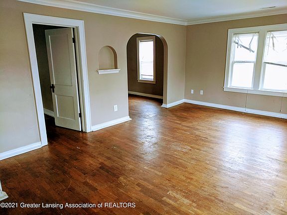 5th image of 706 W Saginaw St