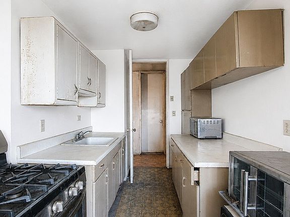 4th image of 185 Hall St APT 1704