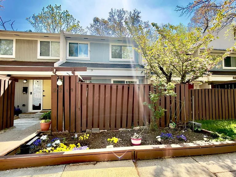 2219 Southgate Sq — Photo 7
