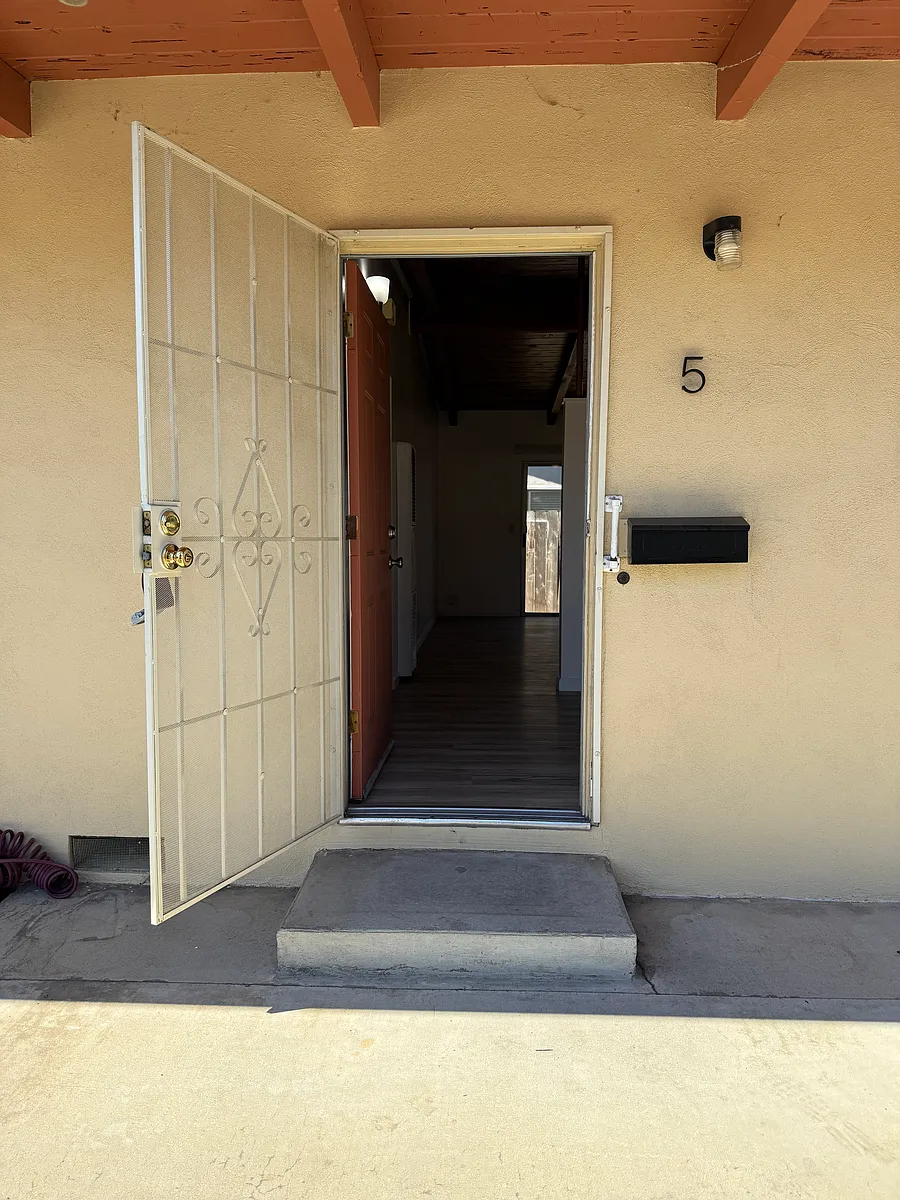 Building Photo - 1400 W Lockeford St #5