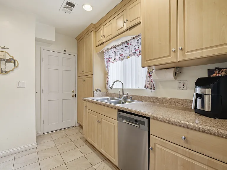 10060 Tujunga Canyon Blvd — Photo 11