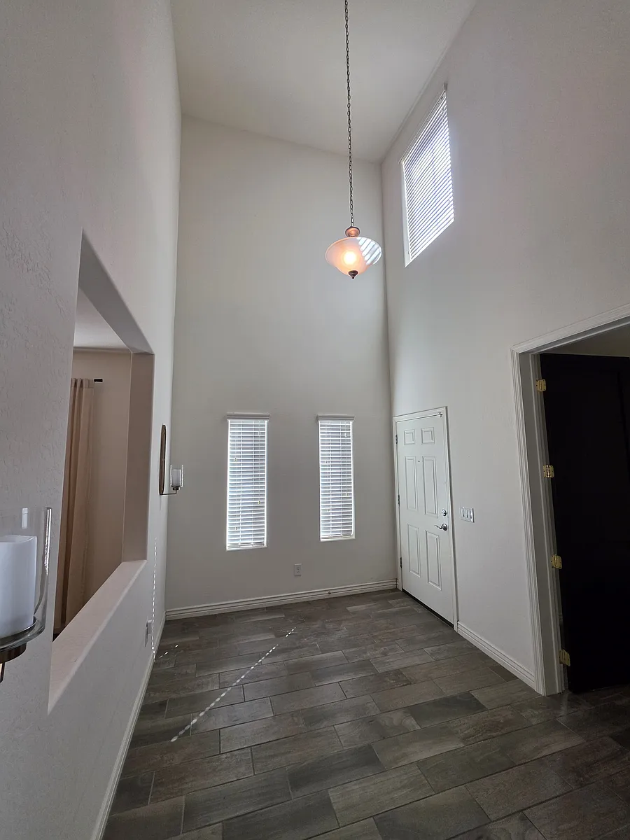 Building Photo - 2756 E Hickory St