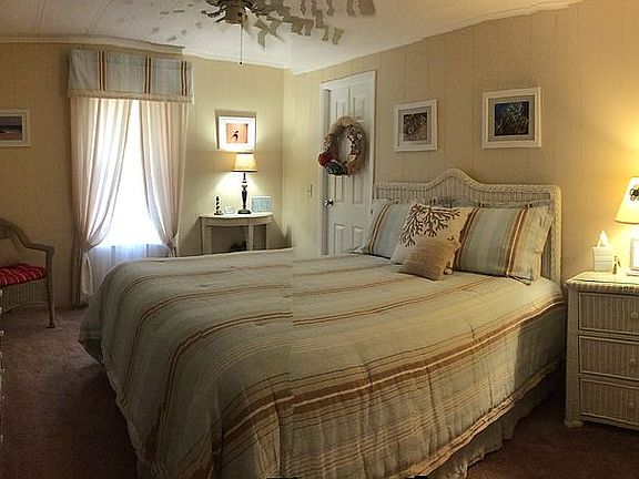 Guest BR w/walk-in closet