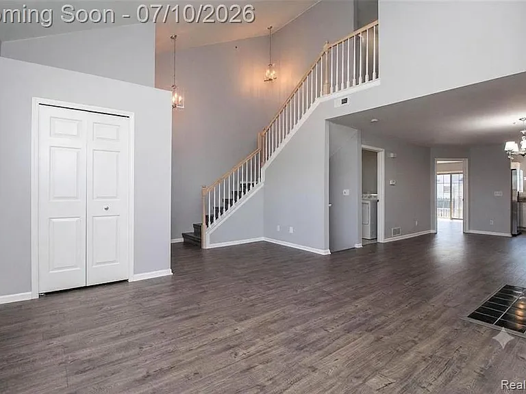 29415 Glen Oaks Blvd E — Photo 3