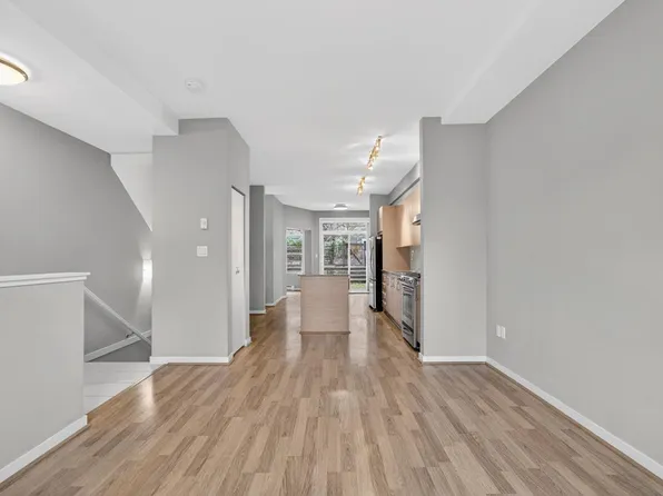 5881 Irmin St #7, Burnaby, BC V5J 0C5