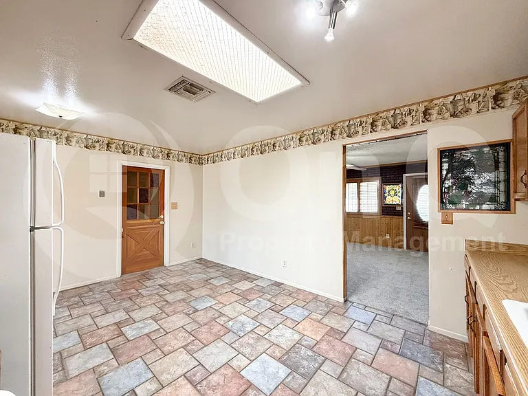 5208 S 40th Pl — Photo 9