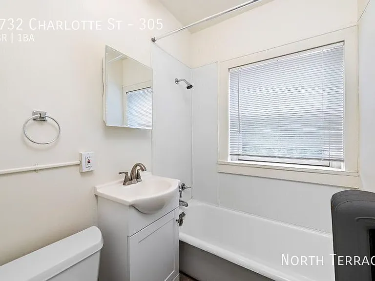 2732 Charlotte St — Photo 18