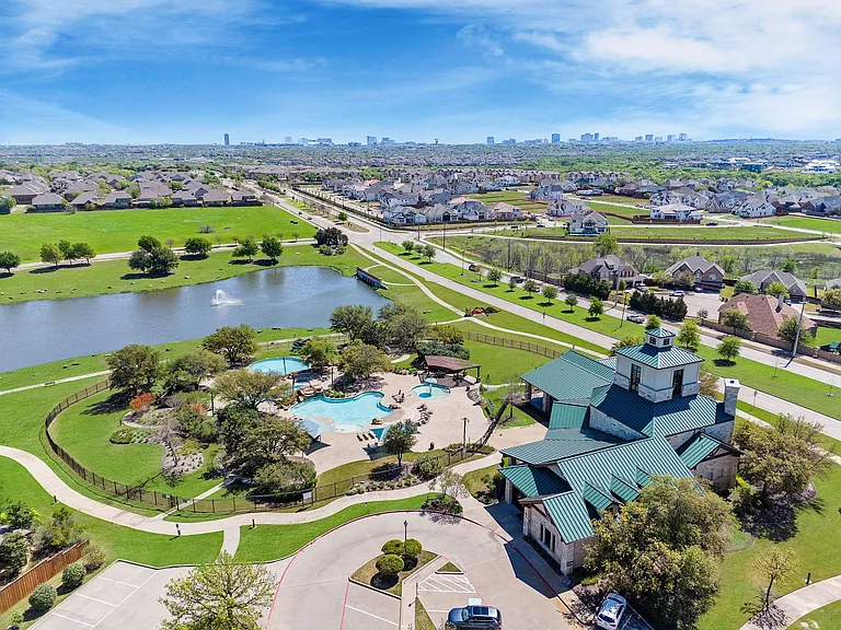 Located in the heart of Frisco, convenient to schools, shopping, dining & easy commuting.