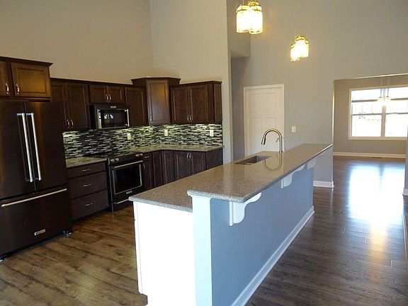 3rd image of 325 Hickory Way
