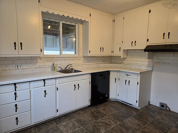 2nd image of 95 Higgins St