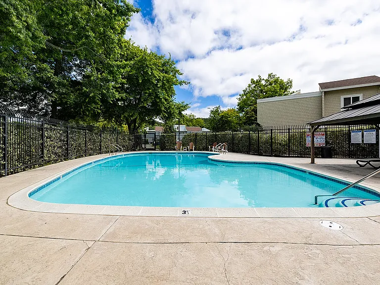 802 Bayside Ct — Photo 3