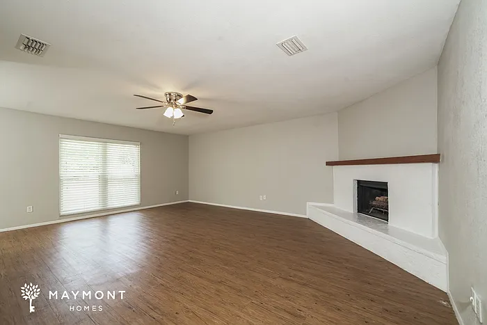 3 bed, 2.0 bath, 1337 sqft, $1,749 — Photo 3