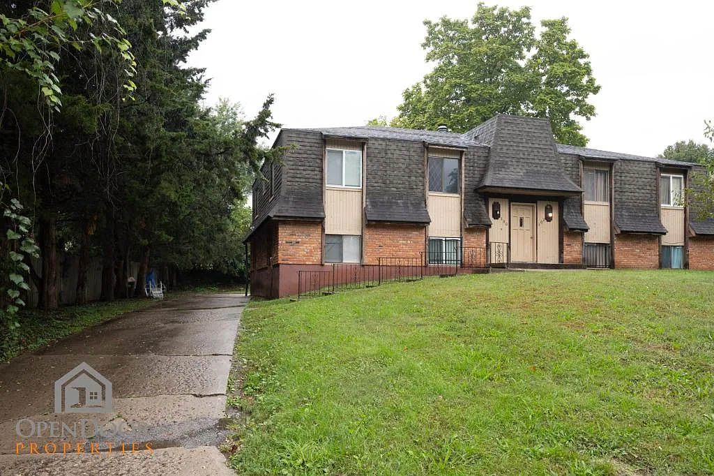 300 N 70th Terrace — Photo 1