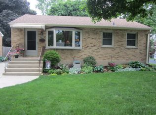 214 N Marion Ave, Bartlett, IL 60103
