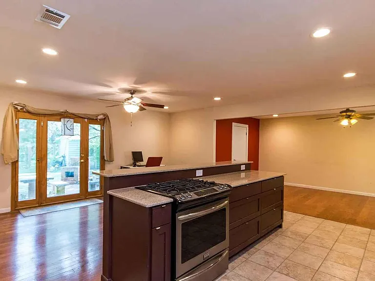 1207 Fieldcrest Dr — Photo 2