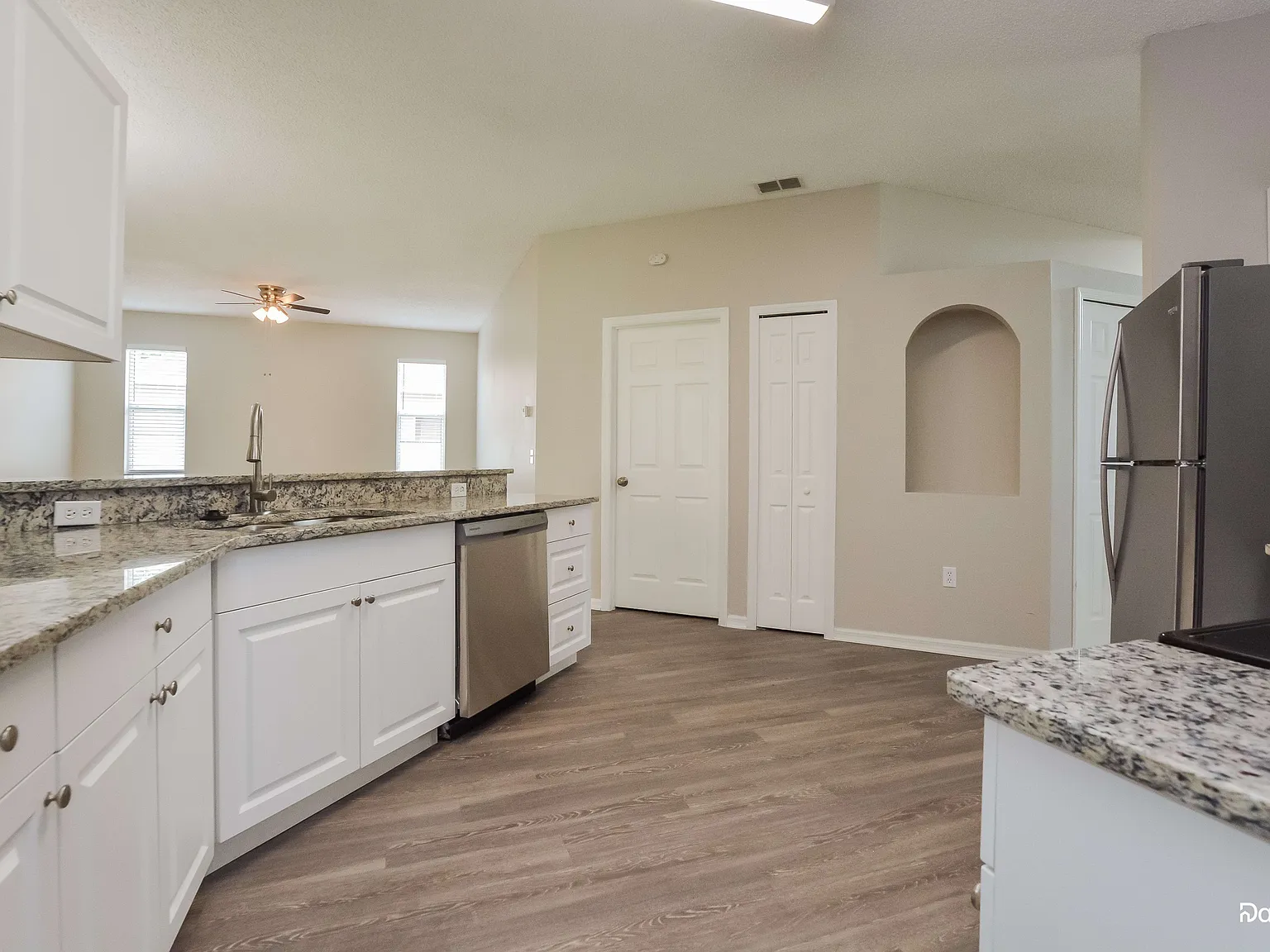 3 bed, 2.0 bath, 1876 sqft, $1,805 — Photo 3