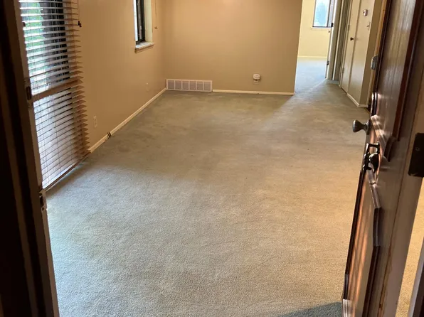 8227 Santa Fe Dr APT 7, Overland Park, KS 66204