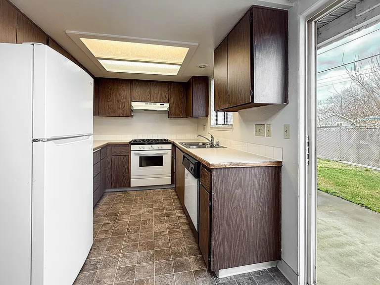 Avalon Court Apartments — Photo 17