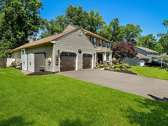 4th image of 1724 Brook Ln