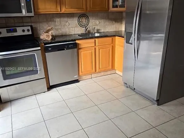 560 NW 82nd Pl APT 303, Miami, FL 33126