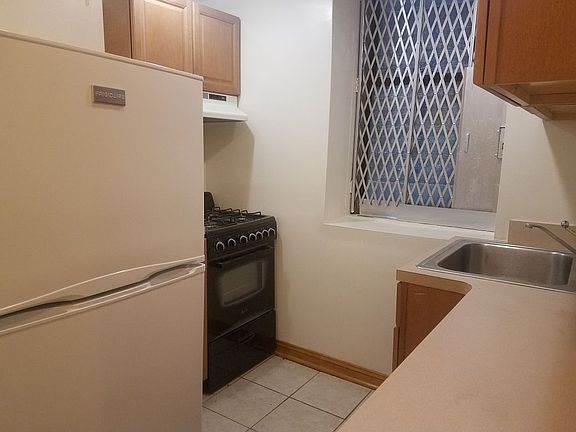 3rd image of 367 Edgecombe Ave APT B1