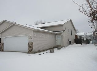 1746 50th St S, Fargo, ND 58103