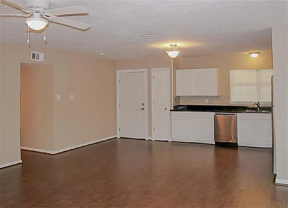 3 bed, 2.0 bath, 1252 sqft, $1,900 — Photo 4