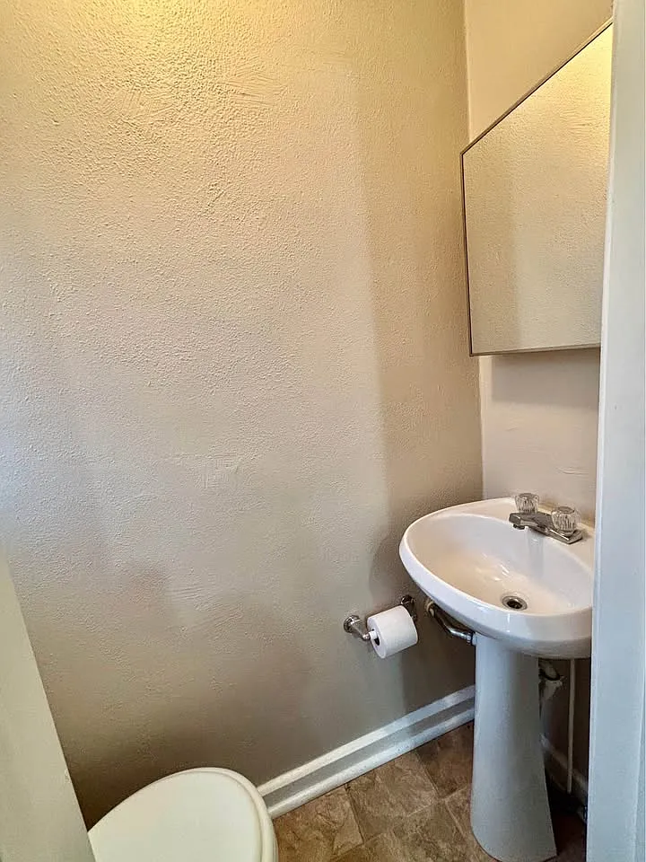 2 bed, 1.5 bath, 1000 sqft, $1,100 — Photo 4