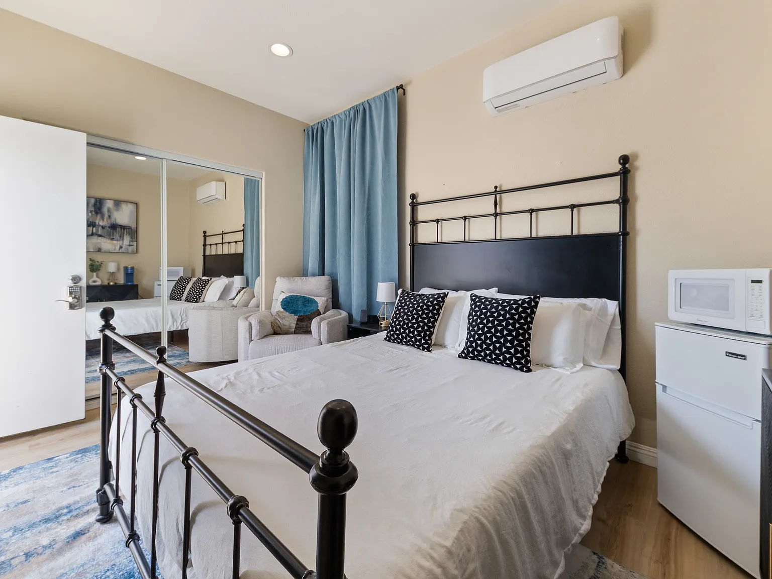 Studio, 100 sqft, $2,720 — Photo 1