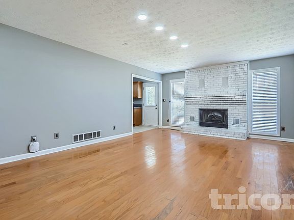 3rd image of 130 Southwood Ct