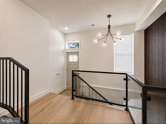 3rd image of 128 N Mount St