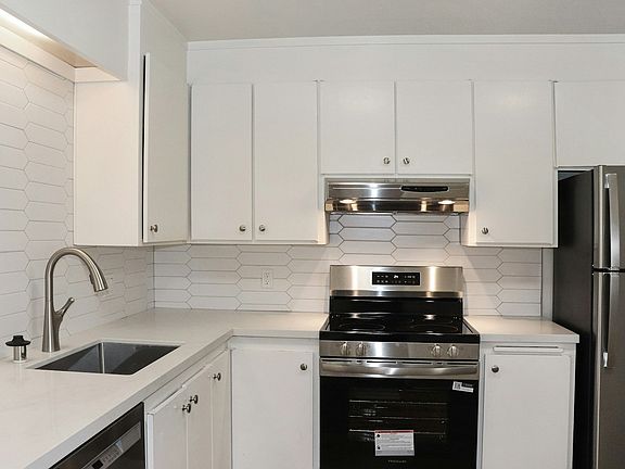4th image of 36 Harbor Oak Dr #11