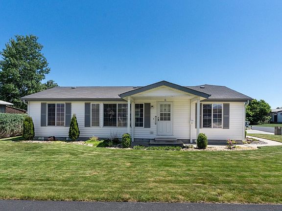 2nd image of 811 NE Paiute Ct