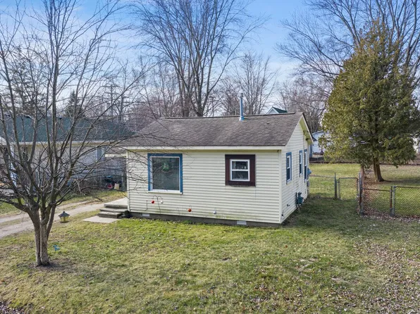 907 Columbia St, Algonac, MI 48001