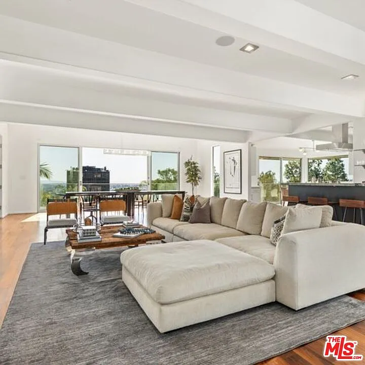 5 bed, 5.5 bath, 4900 sqft, $30,500 — Photo 4