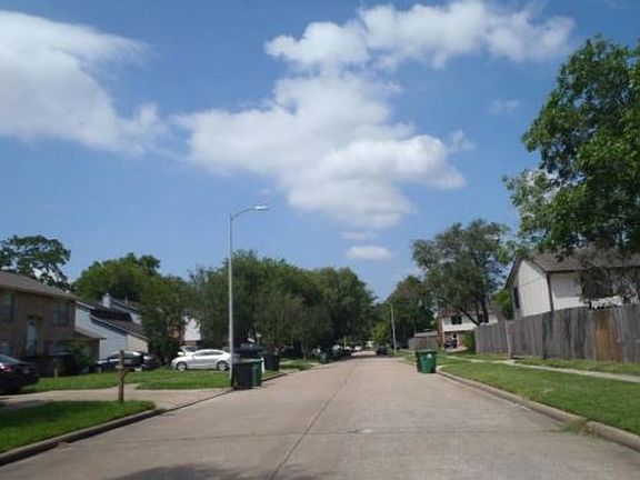 Exterior Neighborhood (street photo)