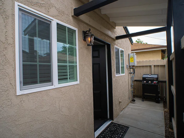 1602 La Golondrina Ave — Photo 3