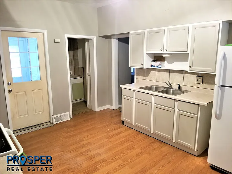 1019 Stark St — Photo 8
