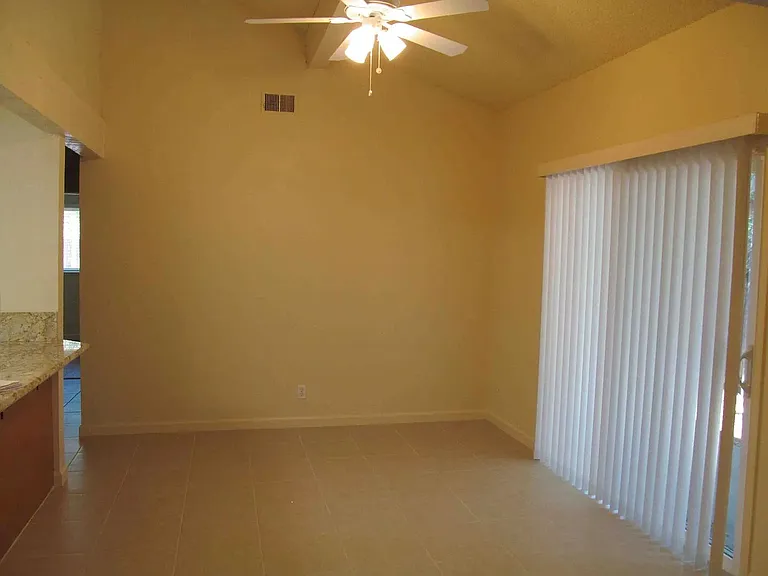 1723 Kent St — Photo 4